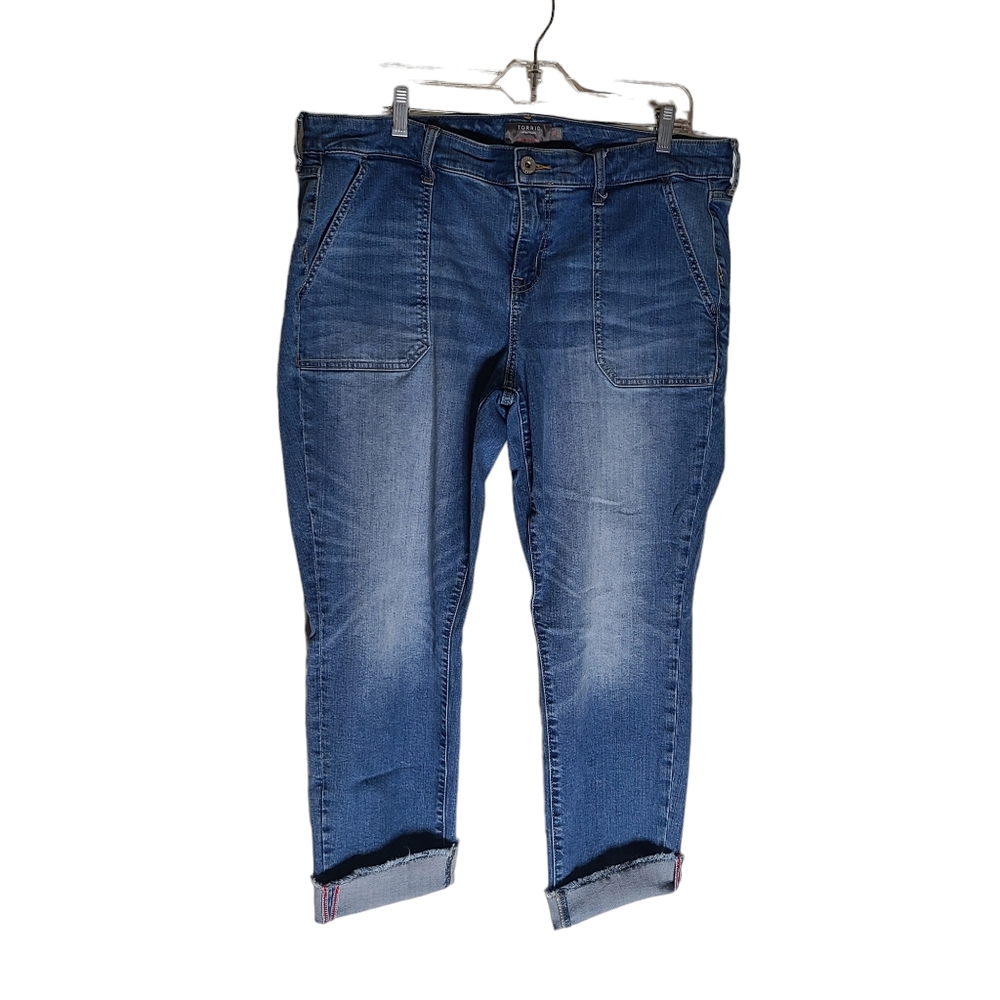 Torrid Feel the Fit mid rise patch pocket crop boyfriend jean. Size 18